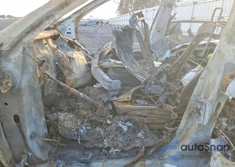 2024 Tesla Model Y z USA, uszkodzony, nr VIN 7SAYGDED3RF093812